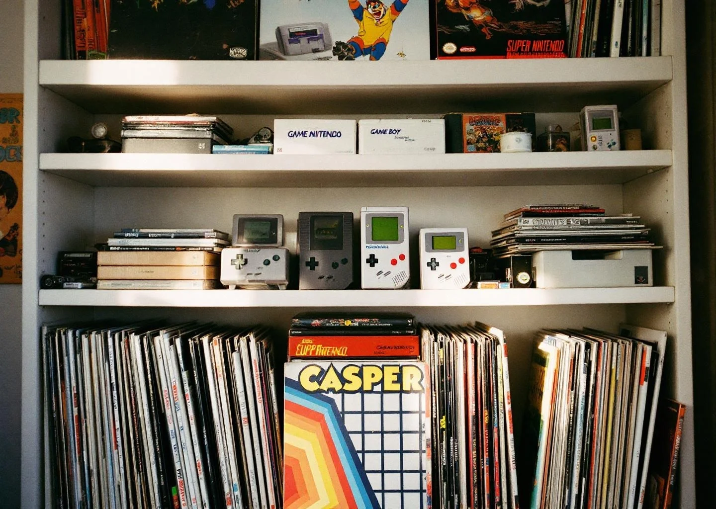 Estantería con cartuchos de videojuegos retro y discos de vinilo, servicio de compra de colecciones en Gran Canaria