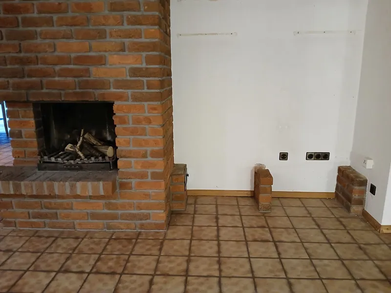 Salón con chimenea completamente vaciado después del servicio profesional en Gran Canaria