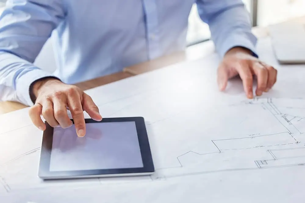 Planificación de proyecto de reforma con planos y tablet en Maspalomas — Sosa Reformas y Vaciados