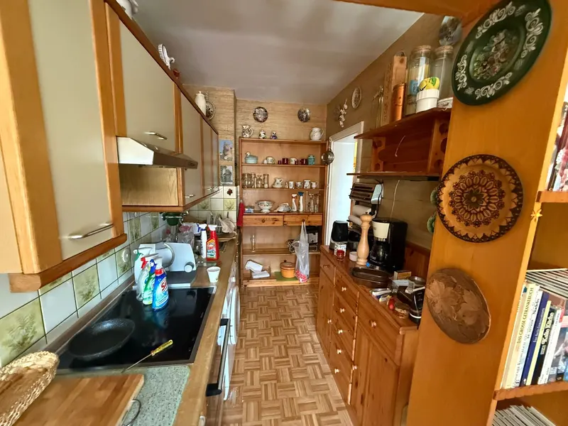 Cocina llena de utensilios y muebles antes del vaciado en Maspalomas