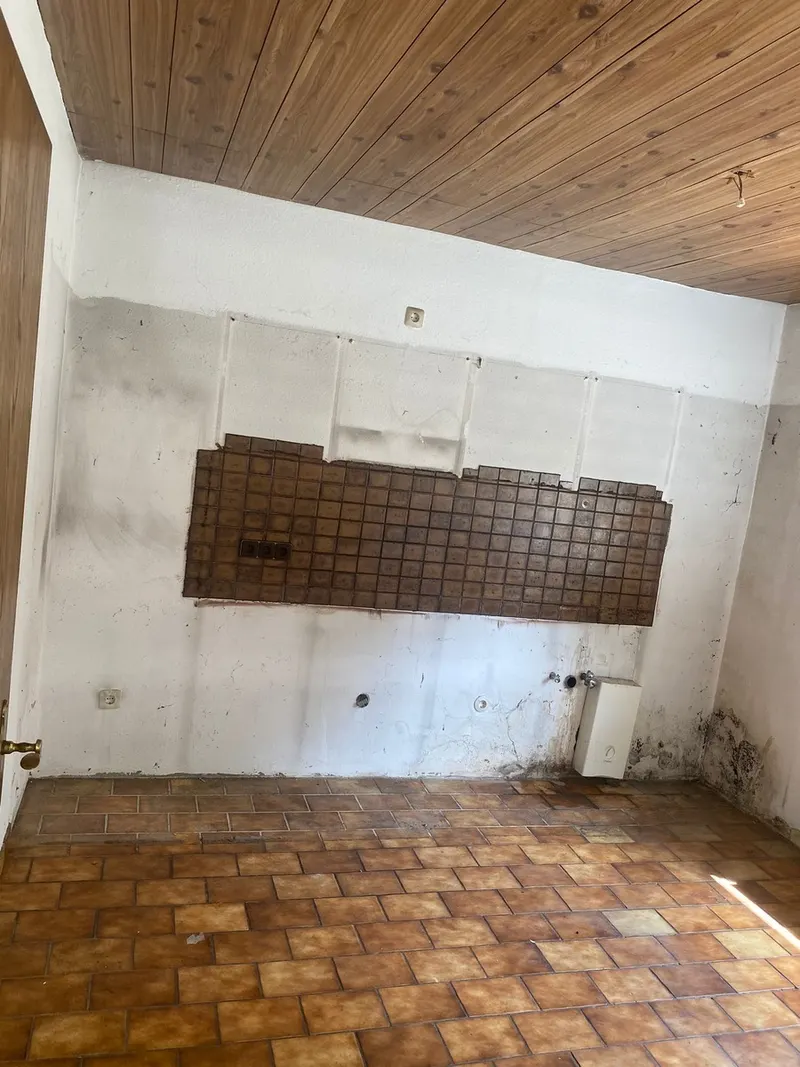 Cocina rústica completamente vaciada y desmantelada después del servicio en Las Palmas