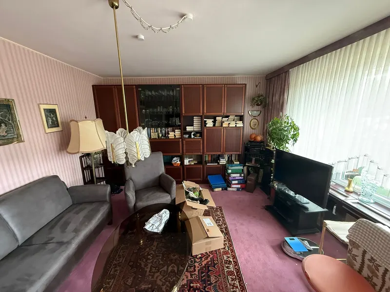 Salón lleno de muebles y enseres antes del vaciado de pisos en Maspalomas