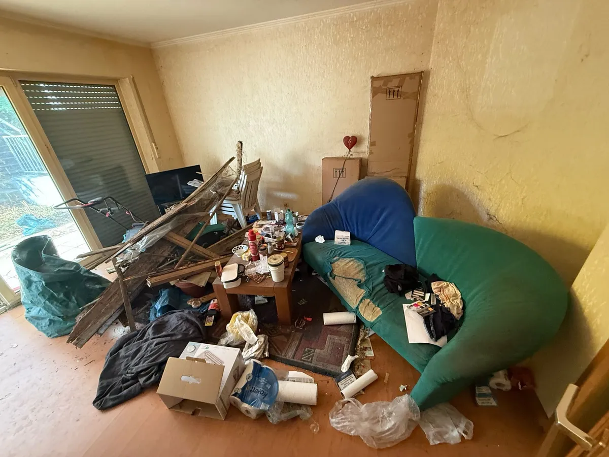 Salón de vivienda heredada con muebles y escombros antes del vaciado profesional en Maspalomas